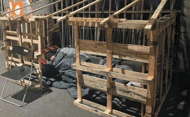 Milano, gli irriducibili della strada e i "nuovi poveri" eleganti: una notte con i clochard