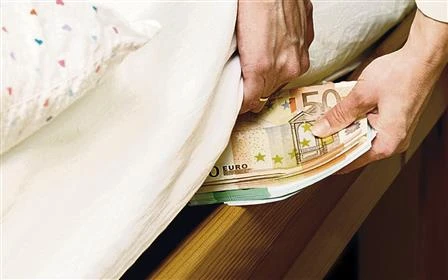 Crisi, gli italiani hanno paura del futuro e mettono i soldi nel materasso