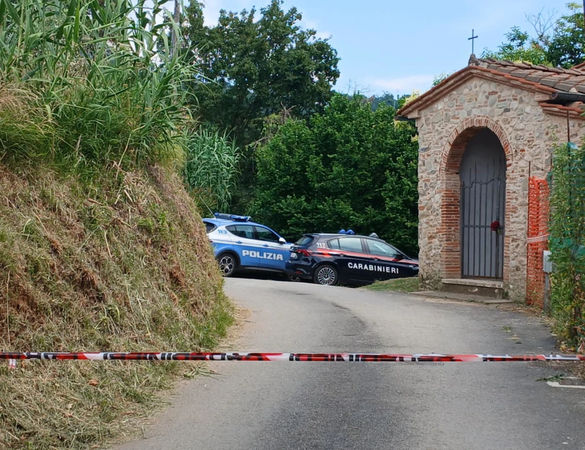 Versilia, ammazza moglie e figlio a fucilate. Poi sale armato sul tetto