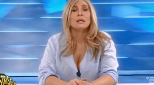 Striscia la Notizia, Mara Venier demolisce Flavio Insinna: "Chi ti protegge?", volano parole grosse