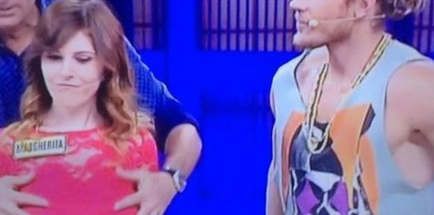 Paolo Bonolis e la palpatina in diretta ad una concorrente Avanti un altro
