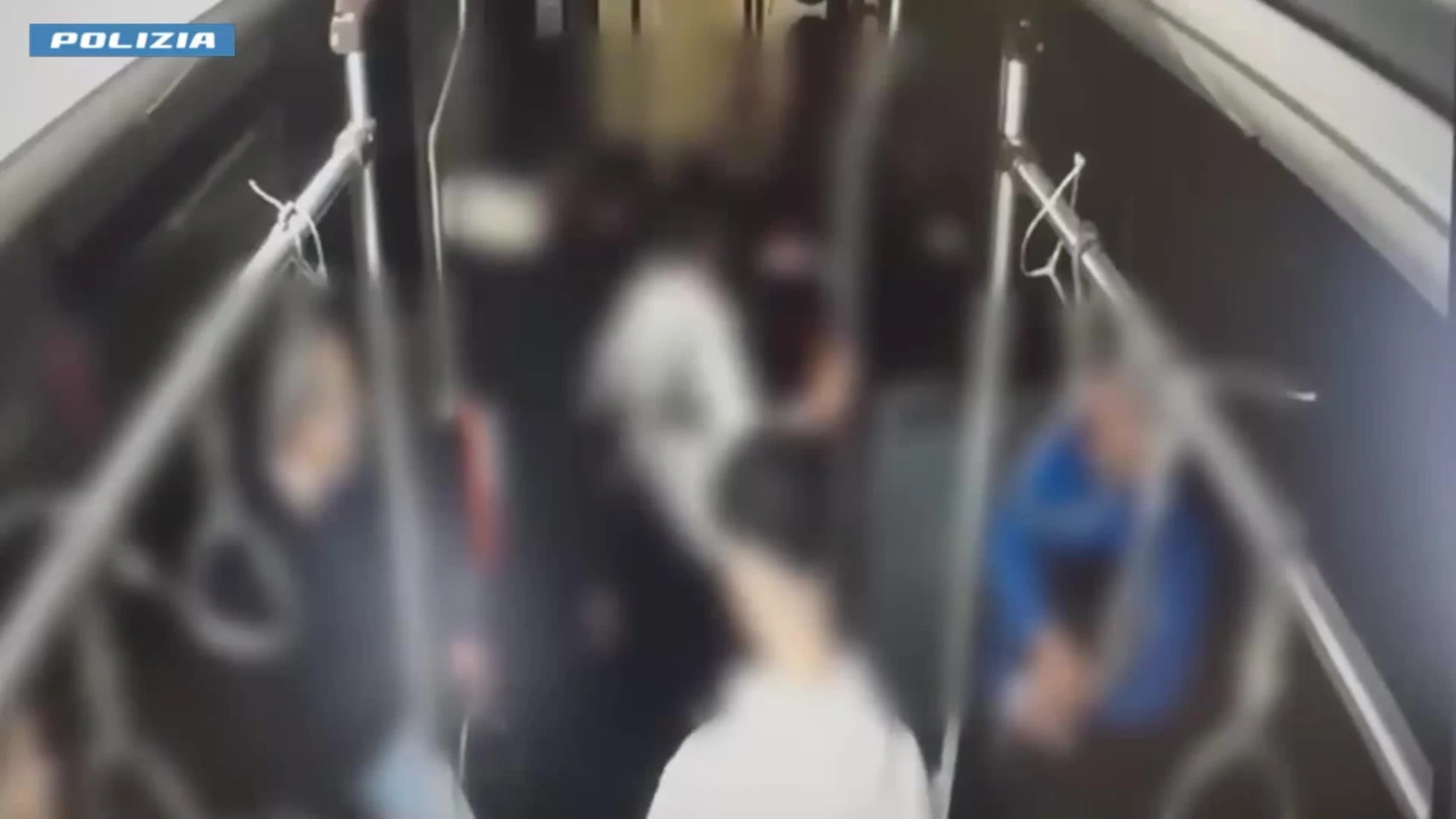 Milano, picchiato in autobus per rubargli il monopattino: 3 arresti