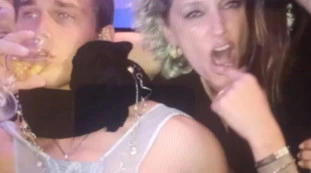 Madison Cawthorn in reggiseno e circondato da donne: terremoto in politica, chi è lui