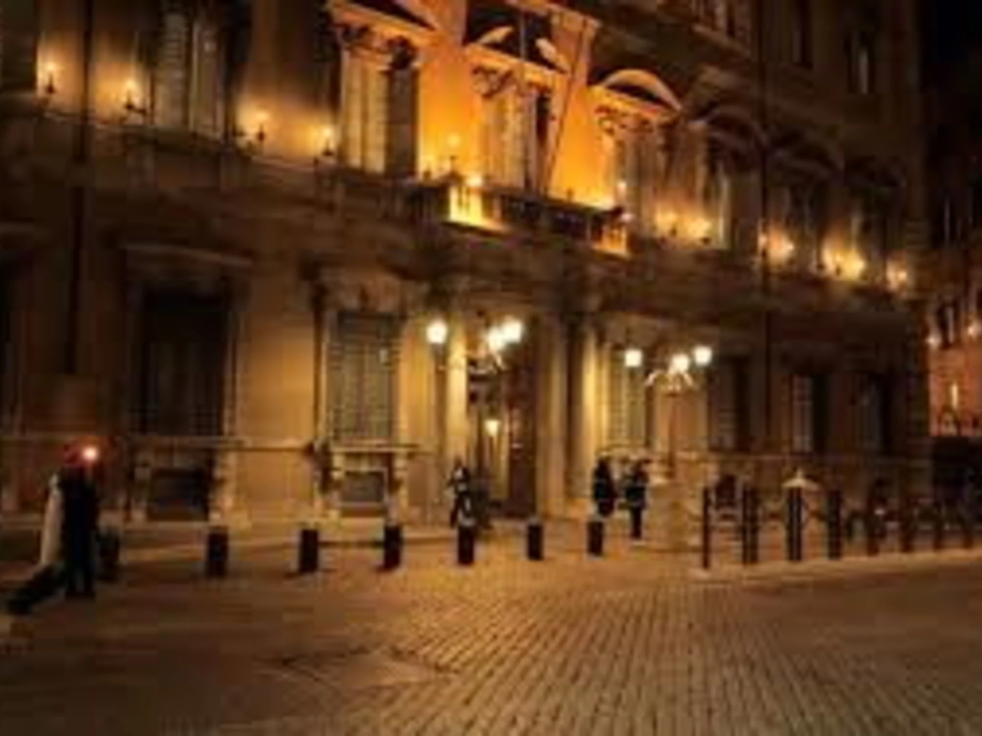 Roma, gang di nordafricani pesta lui e molesta lei a due passi dal Senato