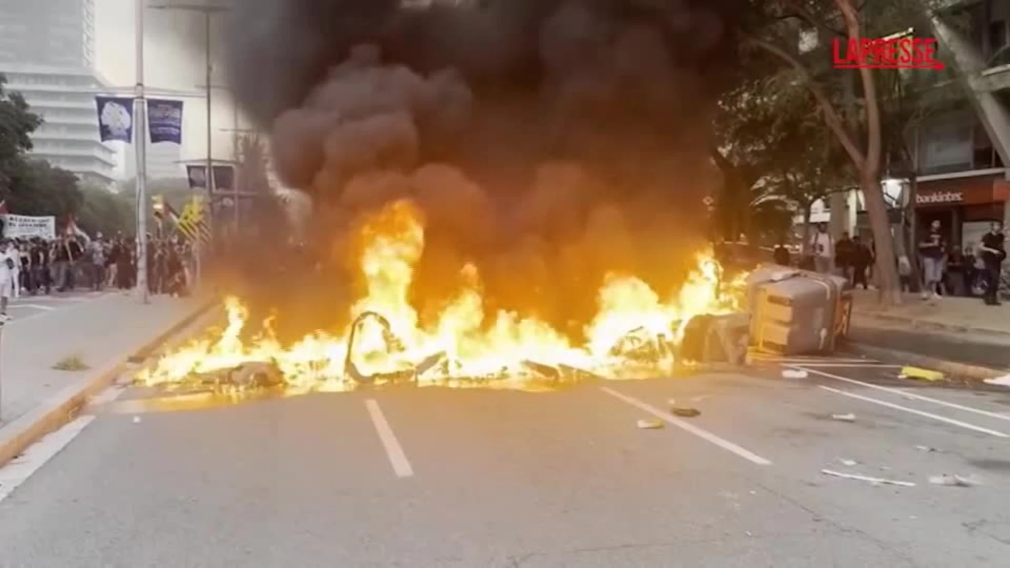 Barcellona, manifestazione pro Pal si trasforma in guerriglia: incendi e vetrine rotte