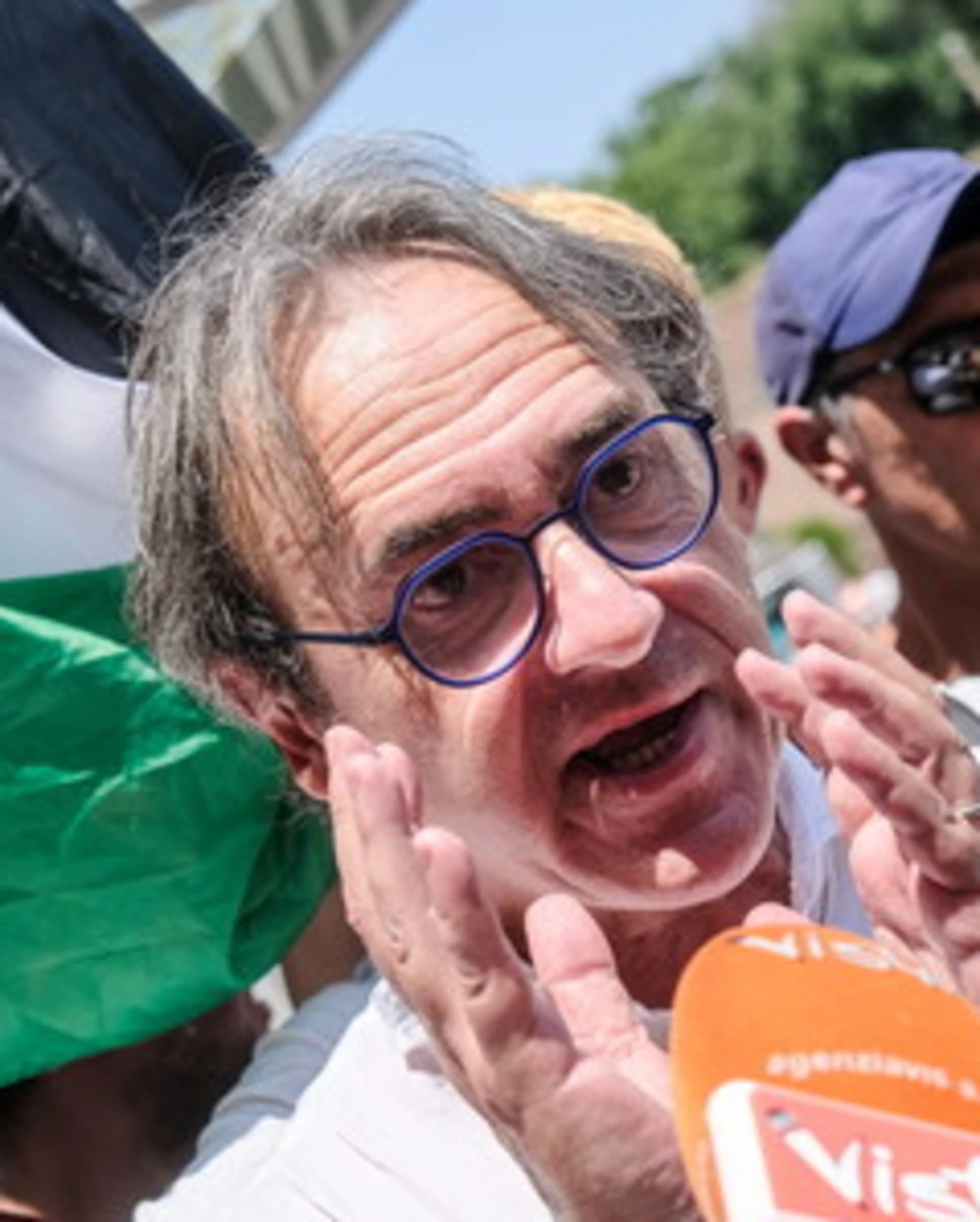 FdI sbertuccia Angelo Bonelli: "Fai tu il giro..."