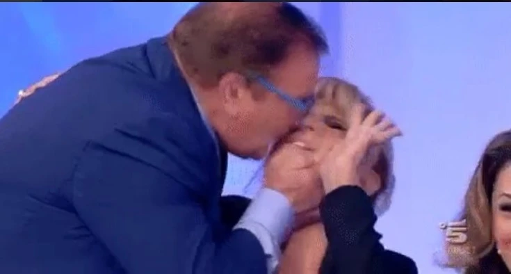 Maria De Filippi, grossi guai per il raptus di Domenico a Uomini e Donne: "Questa è violenza sessuale"