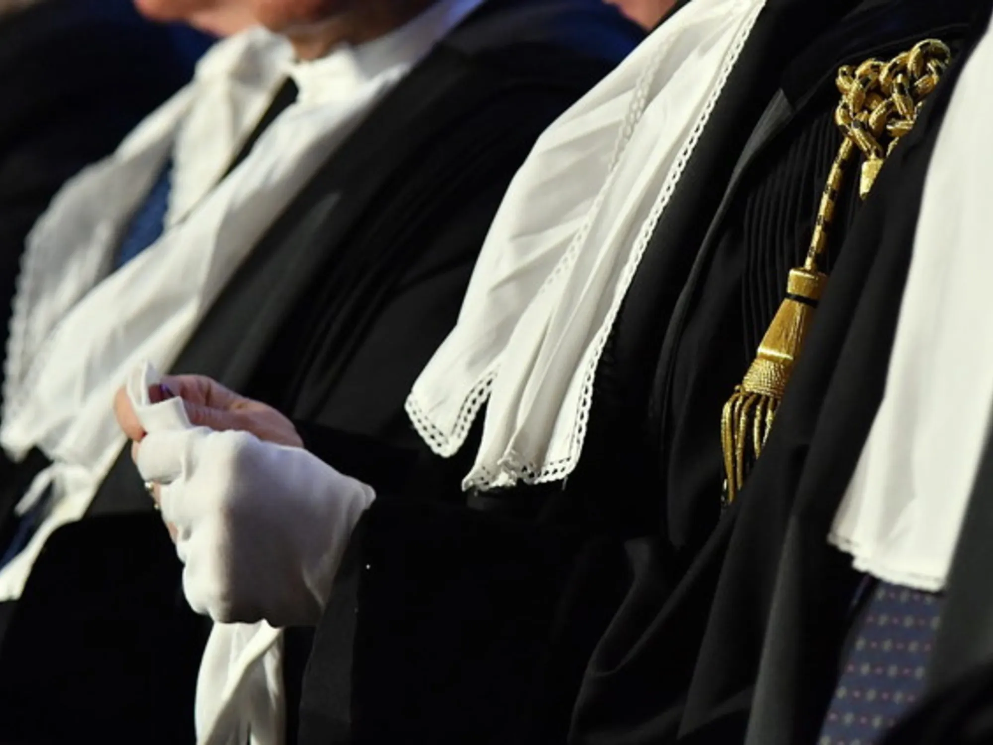 Leggi l'articolo: La toga che "spinge" la moglie salvata dalle toghe