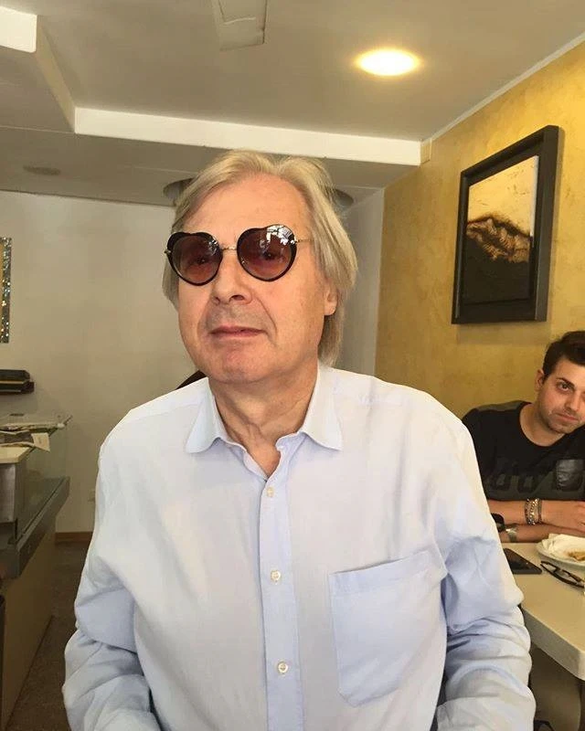 Vittorio Sgarbi: "Chiamatemi Vittoria", eccolo con gli occhiali da donna