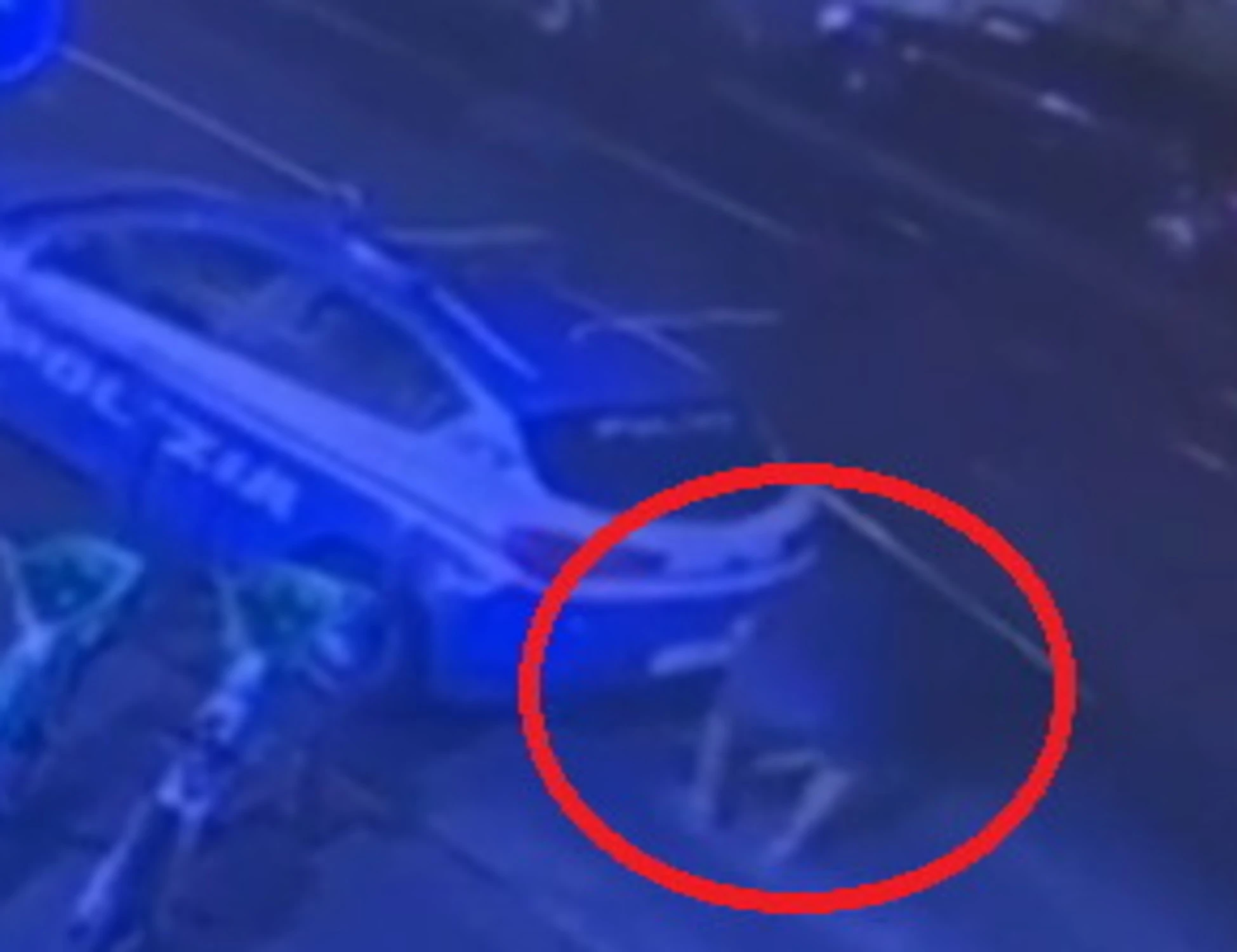 A fuoco auto della polizia: terrore davanti ai ministeri