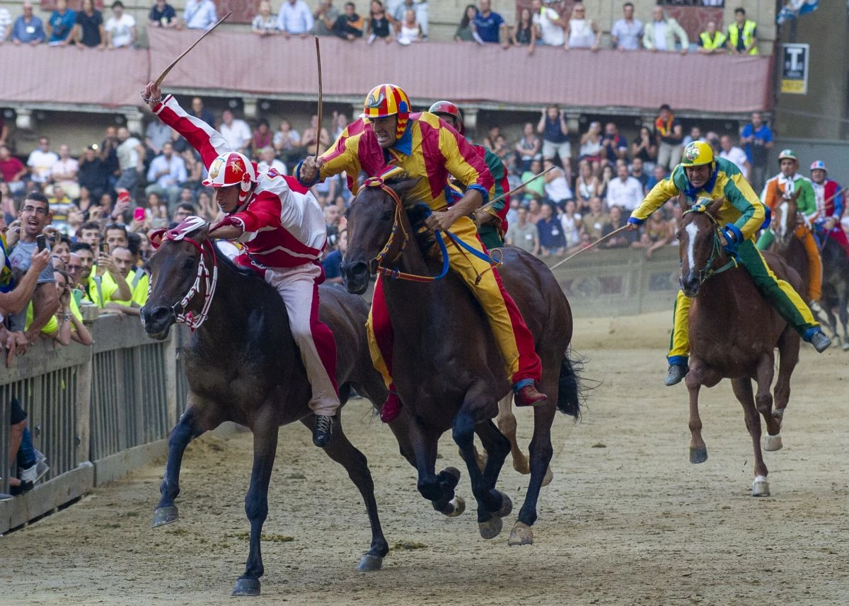 LA SELVA VINCE IL PALIO DELL'ASSUNTA A SIENA CON IL CAVALLO SCOSSO