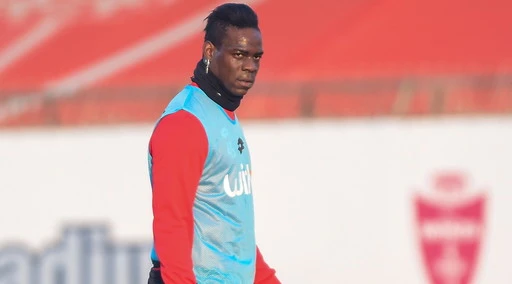 Mario Balotelli, un bresciano picchia la fidanzata perché amica del calciatore: rischia 13 anni di carcere
