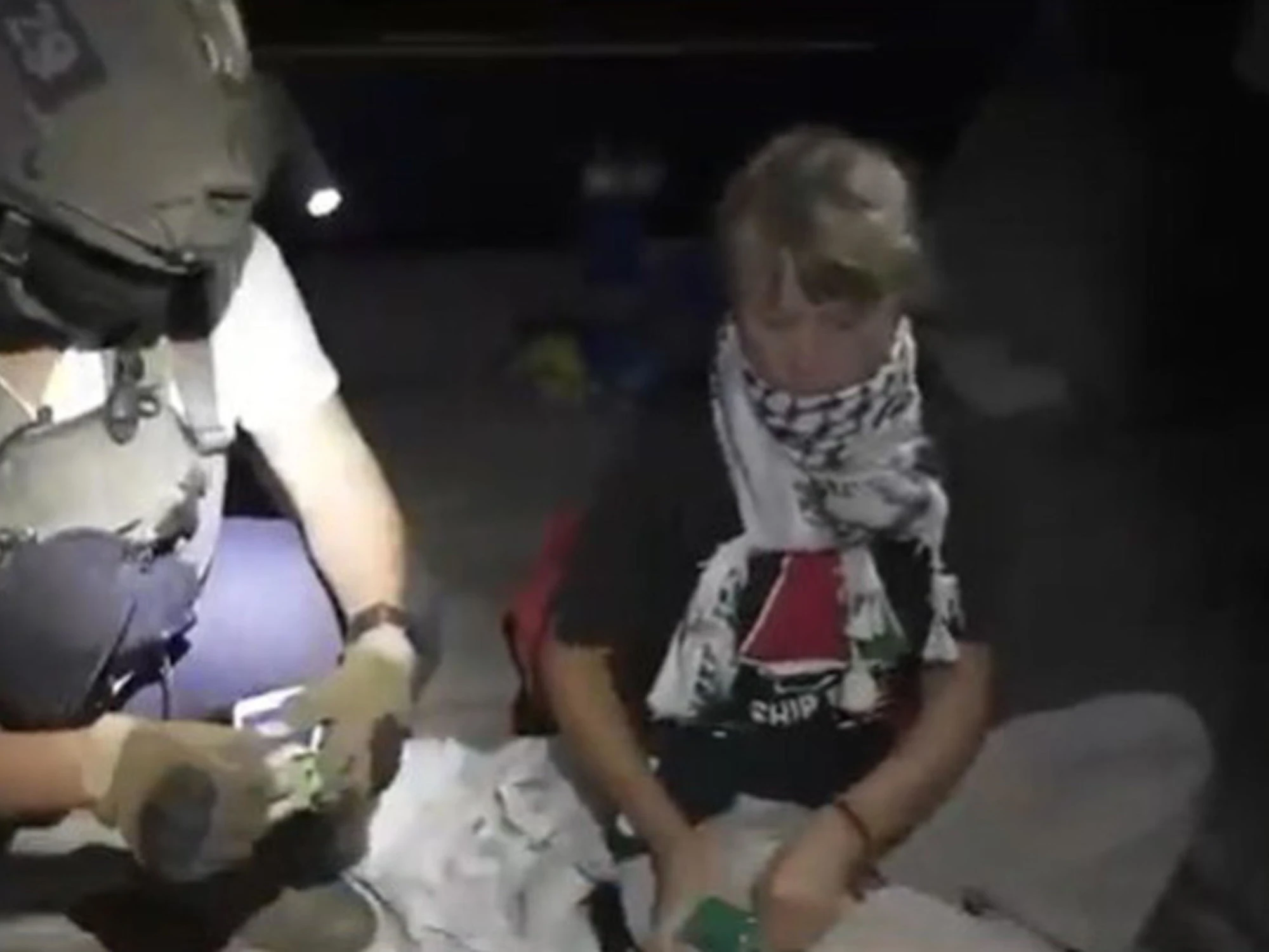 Greta Thunberg, il retroscena dal carcere: "Costretta a baciare la bandiera"