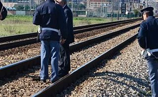 Pisa, giovane muore sui binari travolto dal treno: aveva le cuffiette alle orecchie