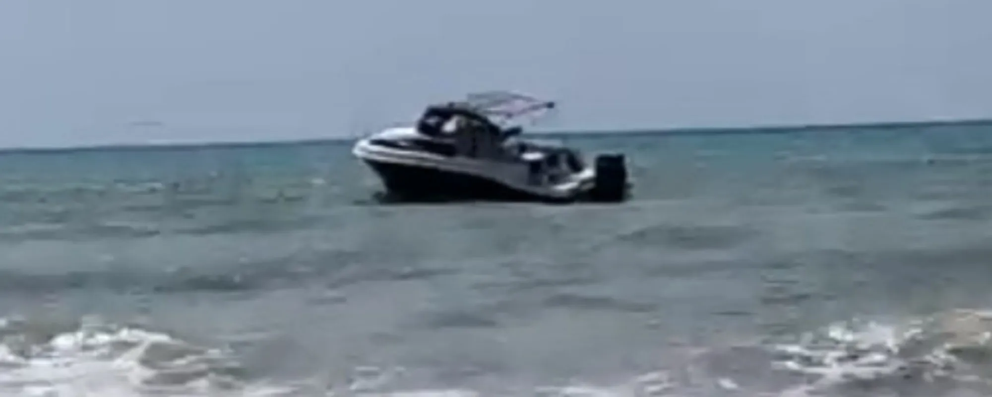 Motoscafo al largo, cosa arriva in spiaggia: caos a Marina di Ragusa