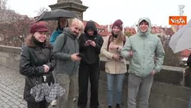 Passeggiata sotto la neve per Mattarella sul Ponte Carlo di Praga