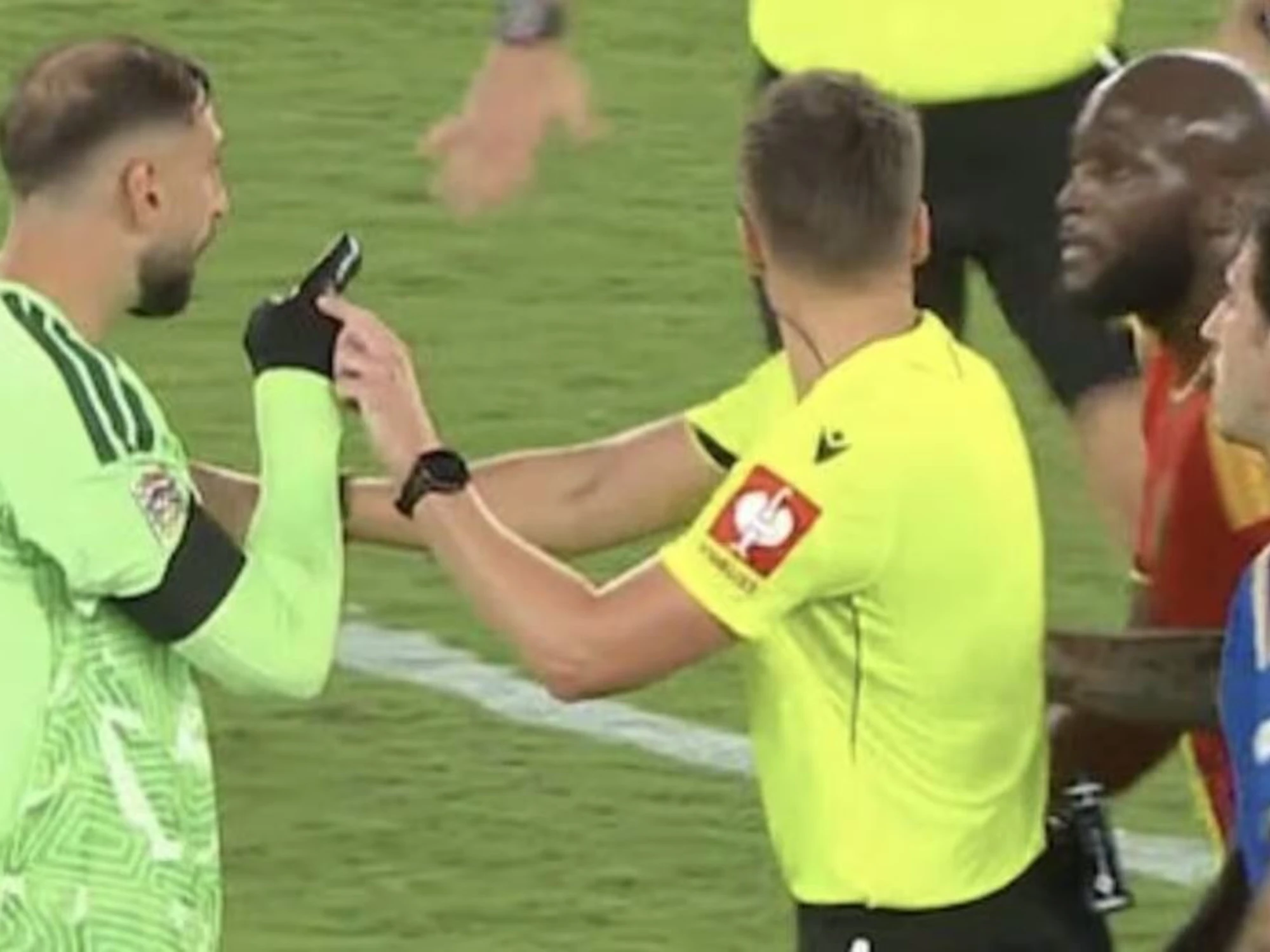 "Stai muto!": la rissa Gigio-Lukaku, l'insulto del belga fa il giro del mondo