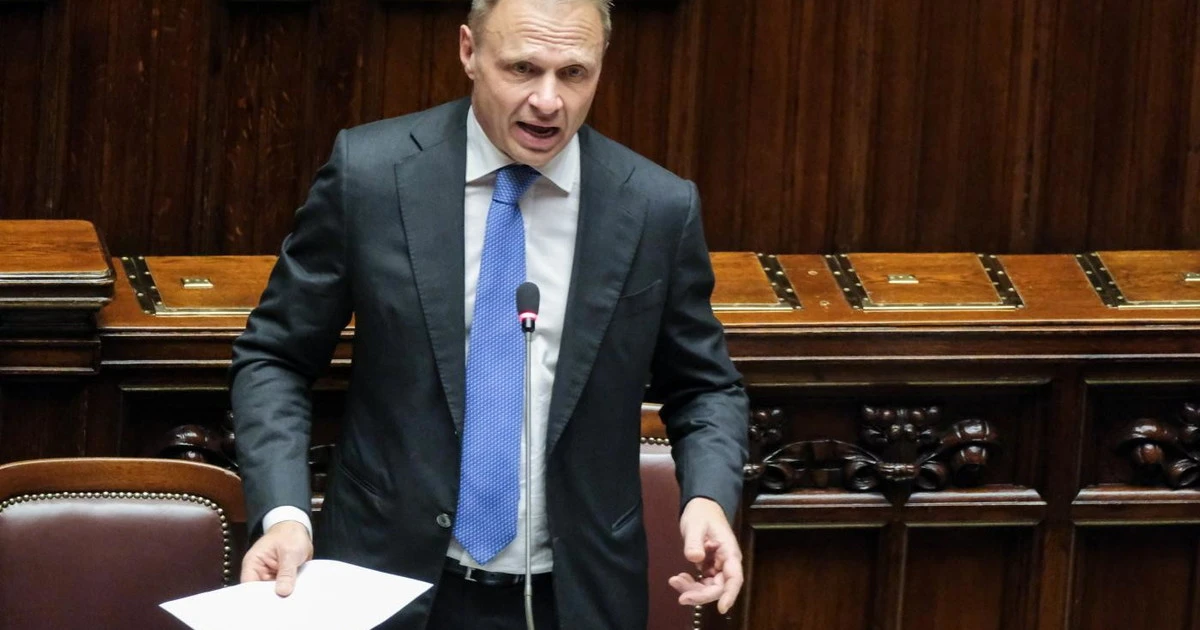 Benzina, Lollobrigida: "Perché non tagliamo le accise"