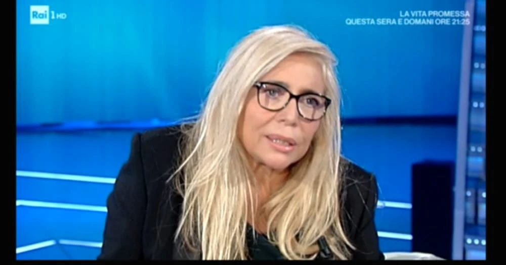 Domenica In, Mara Venier alla signora: "Dica Stefania". Piccolissimo problema... Gaffe epica in diretta