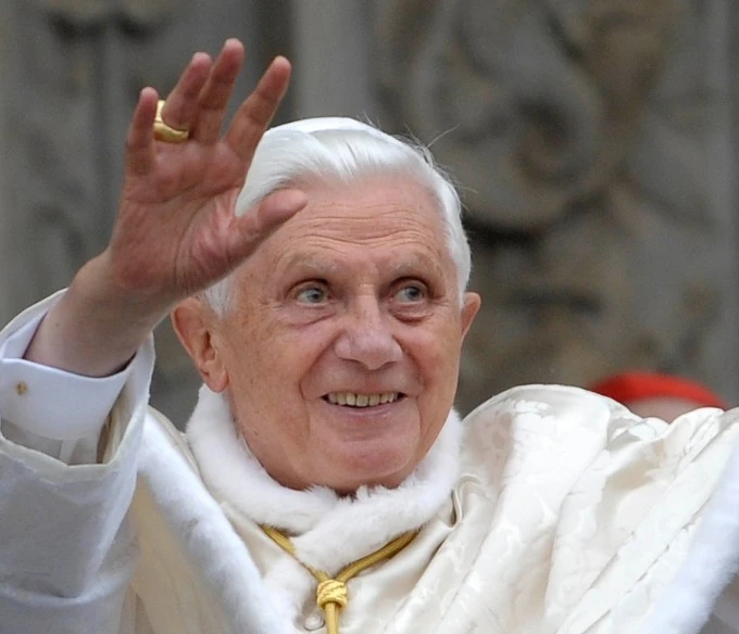 Papa Ratzinger, "la sua grande sofferenza". Padre Lombardi, dolorosissima rivelazione