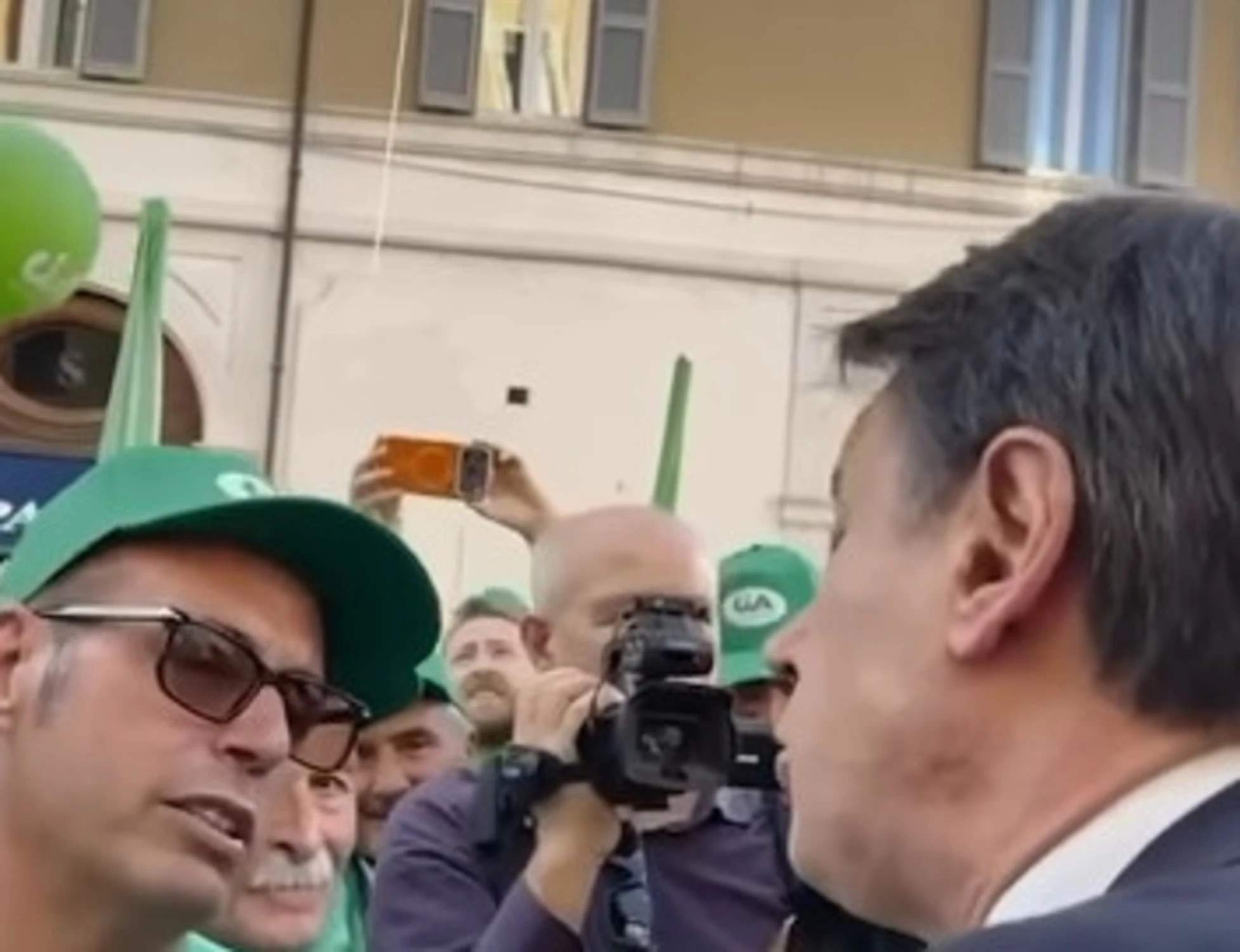 Giuseppe Conte, figuraccia: "Prenditela con Meloni", come gli risponde il manifestante