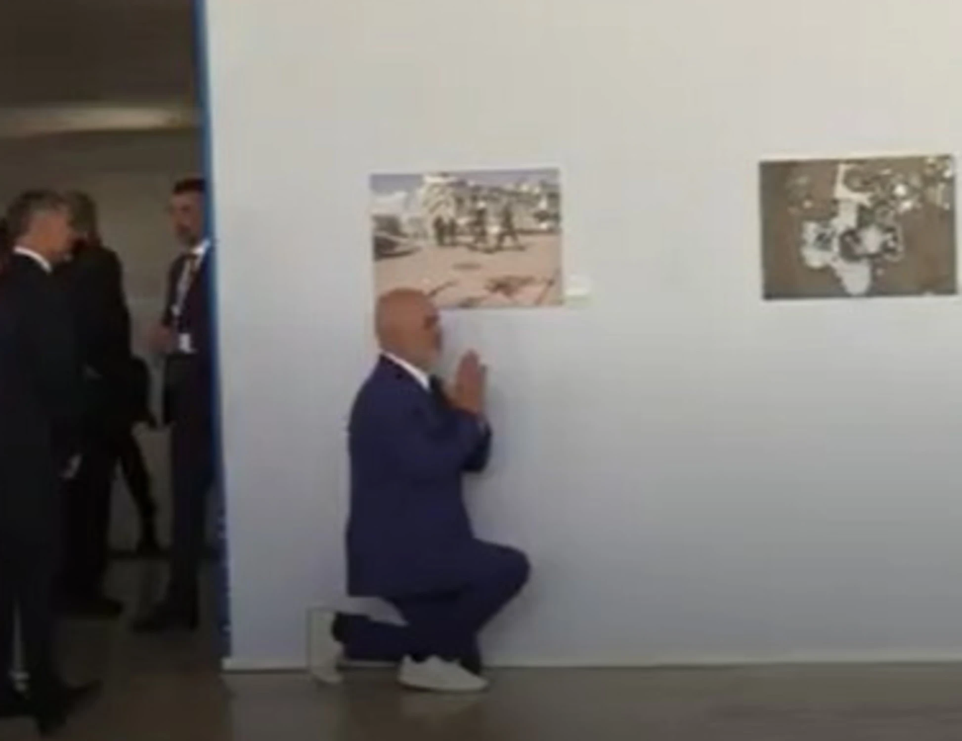 In ginocchio davanti a Giorgia Meloni Sinistra in tilt <span style="color: rgb(153, 0, 0);">Video</span>