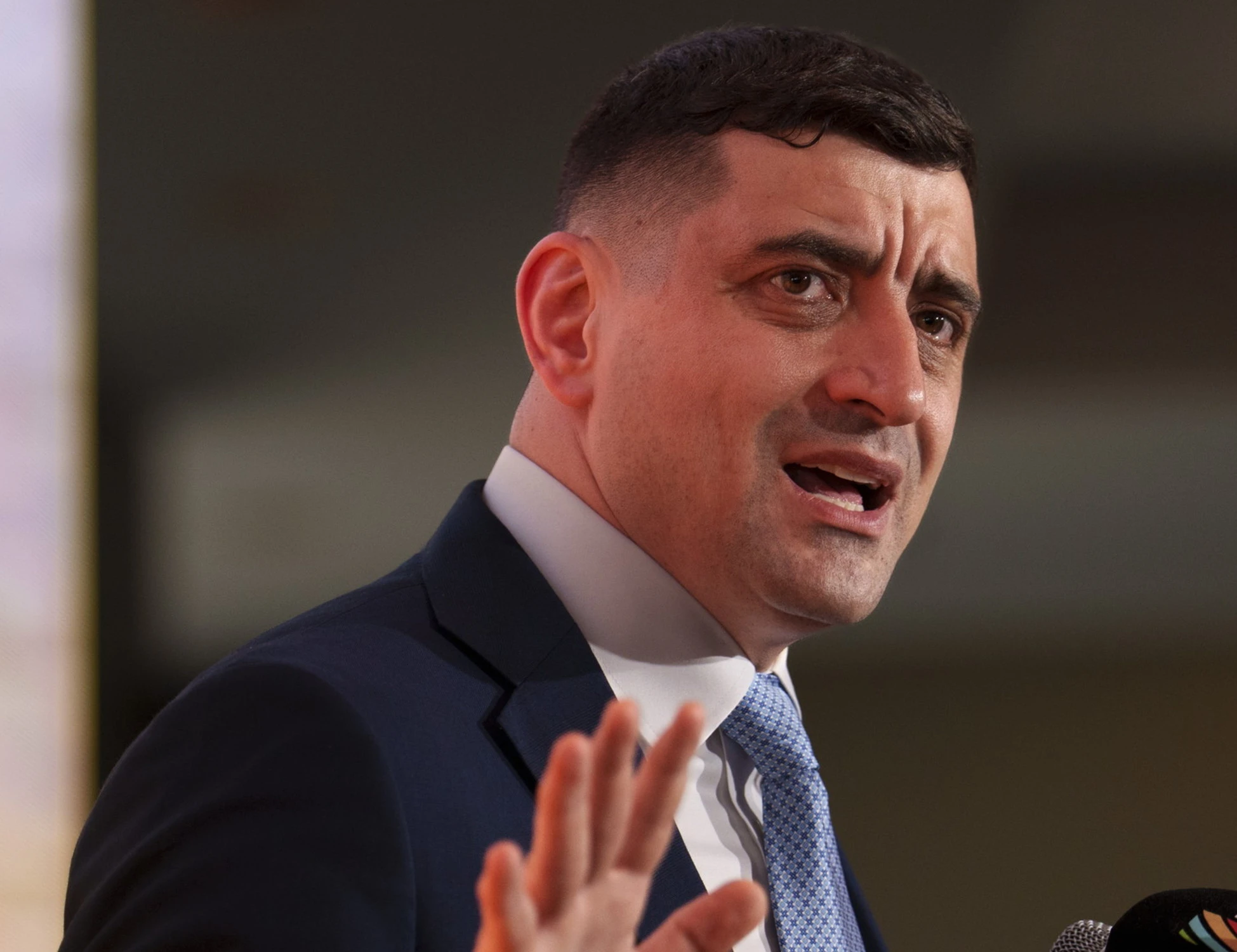 George Simion gela la sinistra: "Stessa linea di Giorgia Meloni"