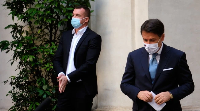 Sergio Mattarella "irritato" per la "performance da artisti di strada". Conte ministro con Draghi, salta tutto?