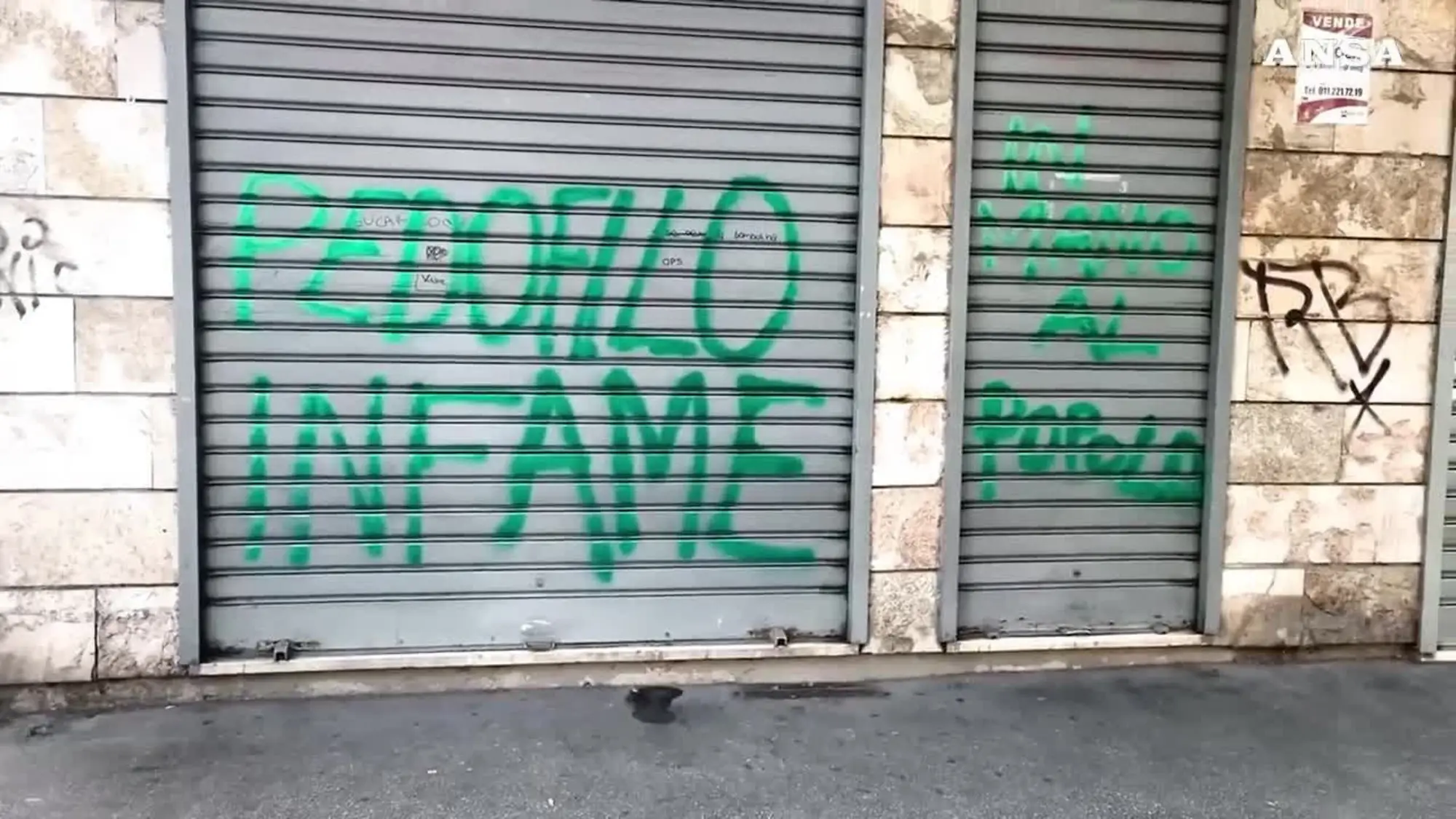 Molestie su 13enne a Torino, insulti sulle saracinesche del minimarket dell'indagato
