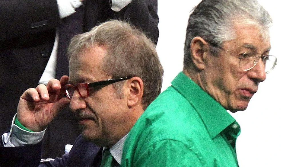 L'ira dei colonnelli contro Bossi"Ci danneggia, va espulso dalla Lega"E Maroni "congela" il congresso
