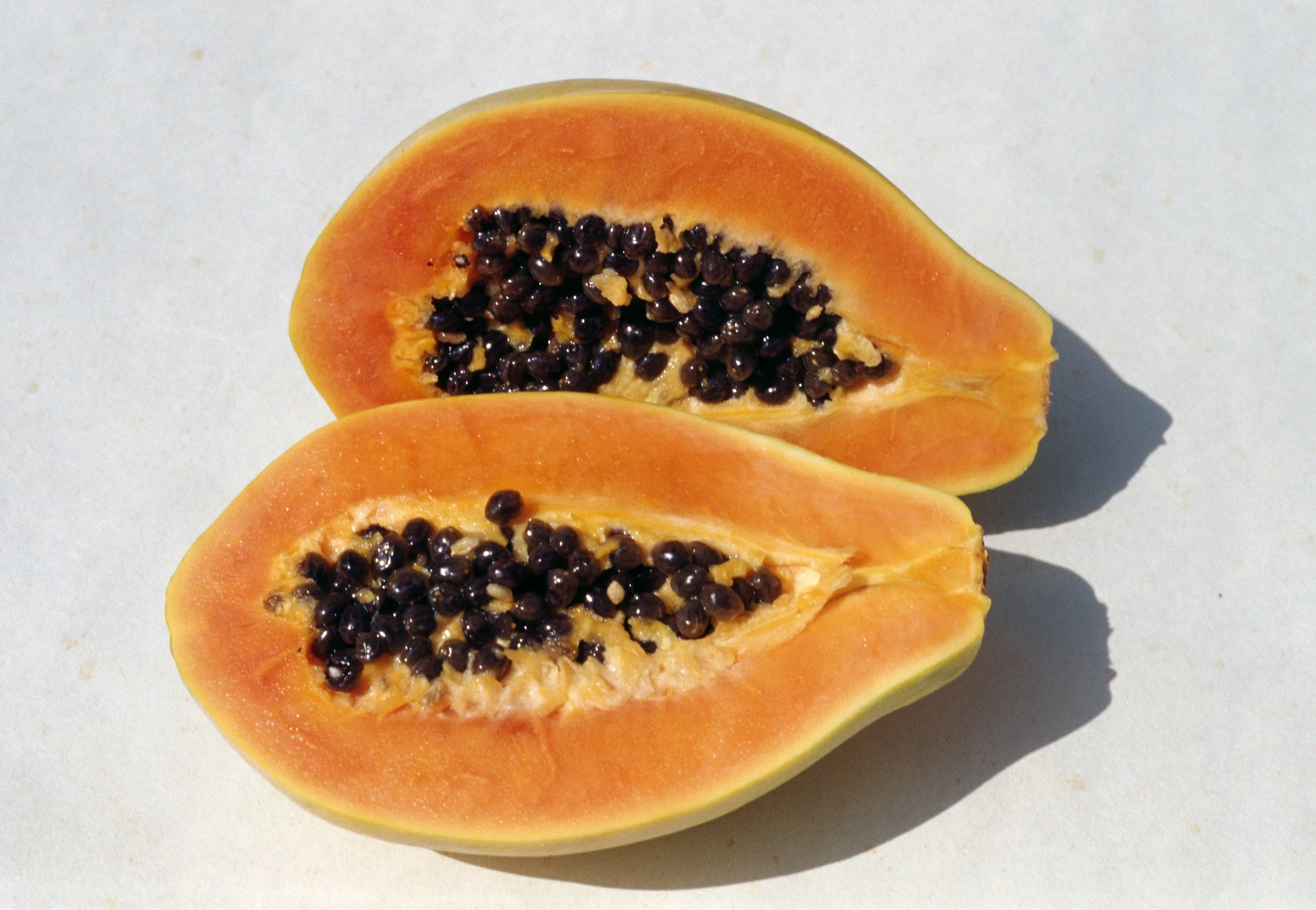 Papaya, il frutto con mille proprietà benefiche. Ma... Chi non lo deve ingerire, un rischio terribile