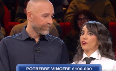 Affari tuoi, l'orrore contro il fidanzato di Rosmara: "Finito sulle p***le"