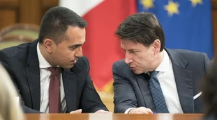 Giuseppe Conte, dai sondaggi al report ufficiale: fiducia nei politici siamo ai minimi storici, rischio-rivolta