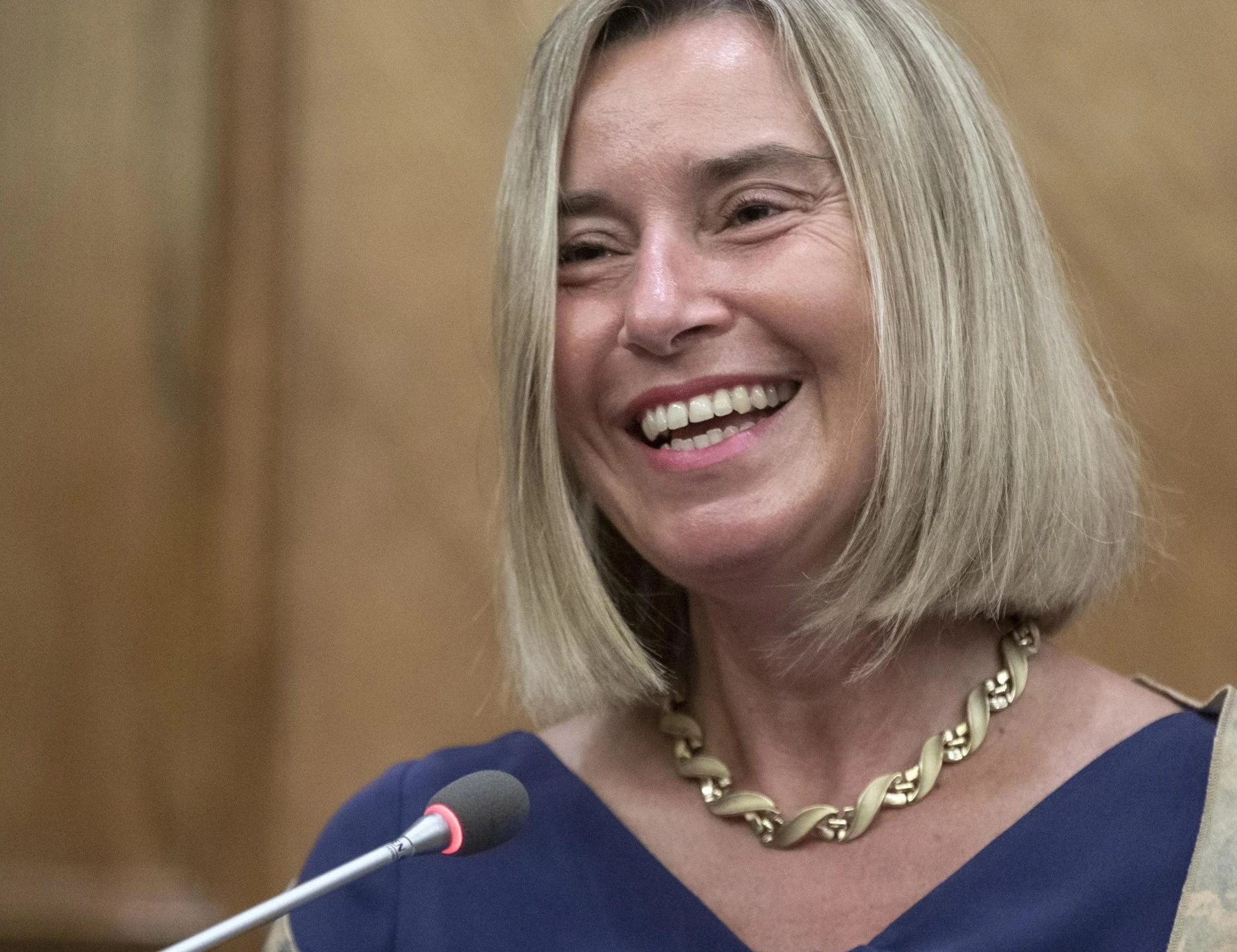 Mogherini in stato di fermo, la risata e il precedente-Sarkozy
