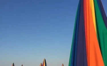 Papà muore in mare davanti a moglie e tre figli in spiaggia. I familiari finiscono all'ospedale