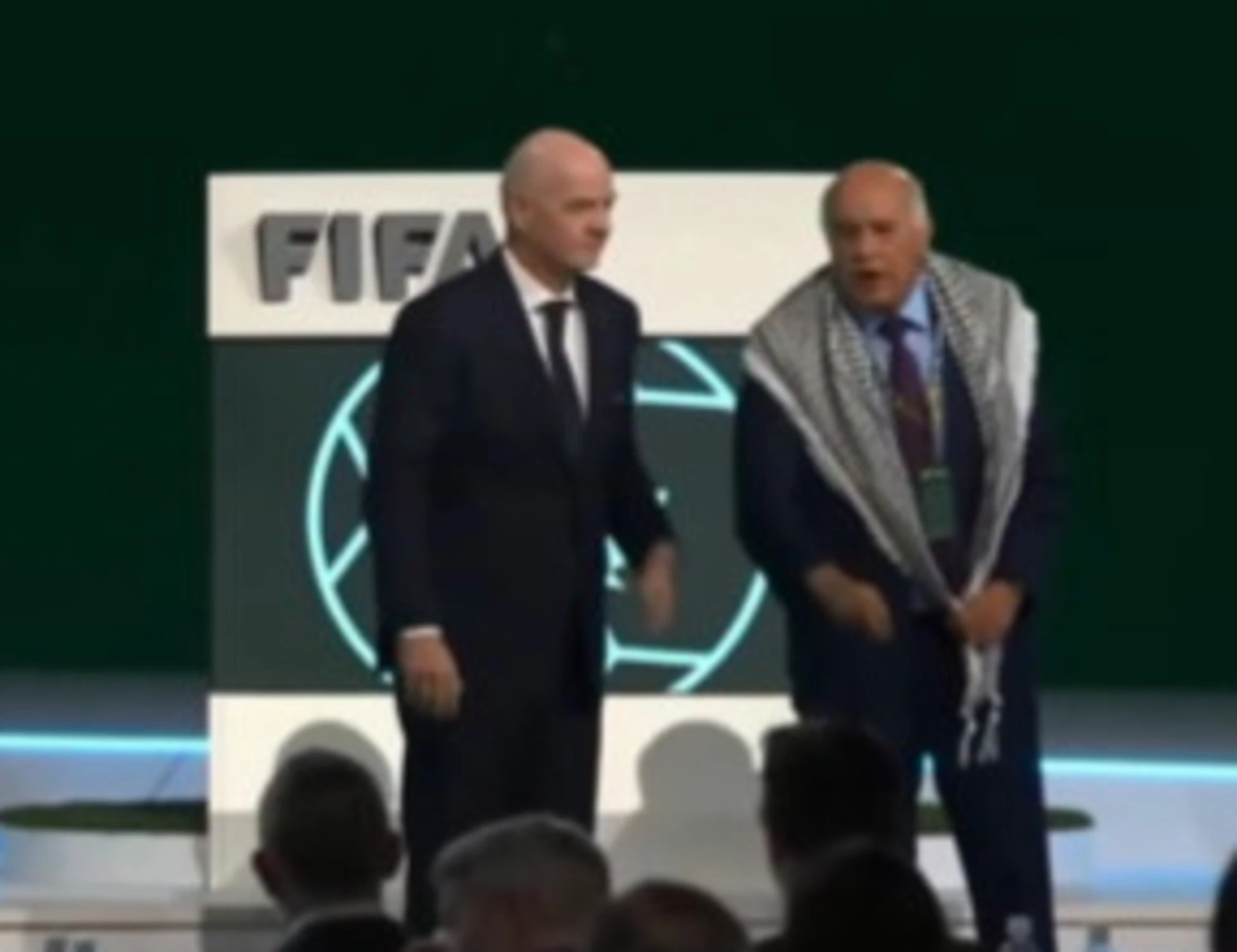 Fifa, Infantino: "Iran ai mondiali", niente ripescaggio per l'Italia. Poi il disastro diplomatico sul palco
