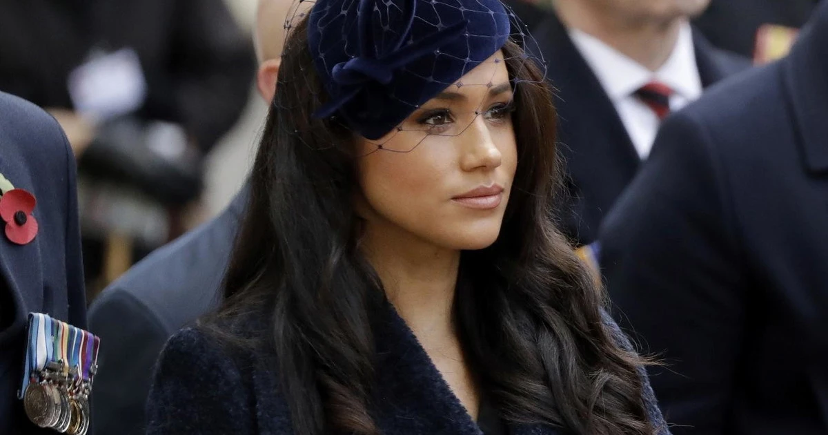 Meghan Markle ha mentito: "La Regina Elisabetta non l'ha mai costretta", il biografo reale la smaschera 