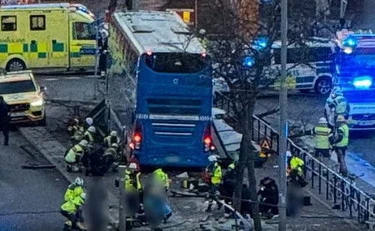 Stoccolma, bus si schianta contro la pensilina: morti e feriti