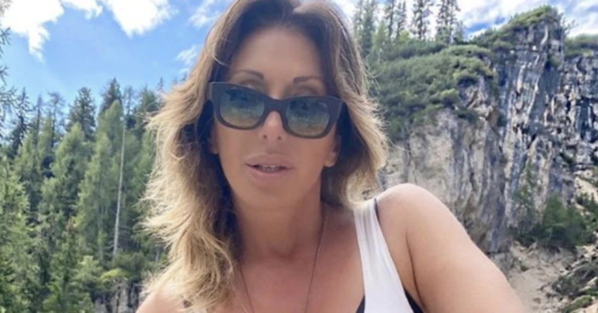 Sabrina Salerno, gambe spalancate e shorts super attillati: "Mi ha fatto vedere le stelle", così a 52 anni