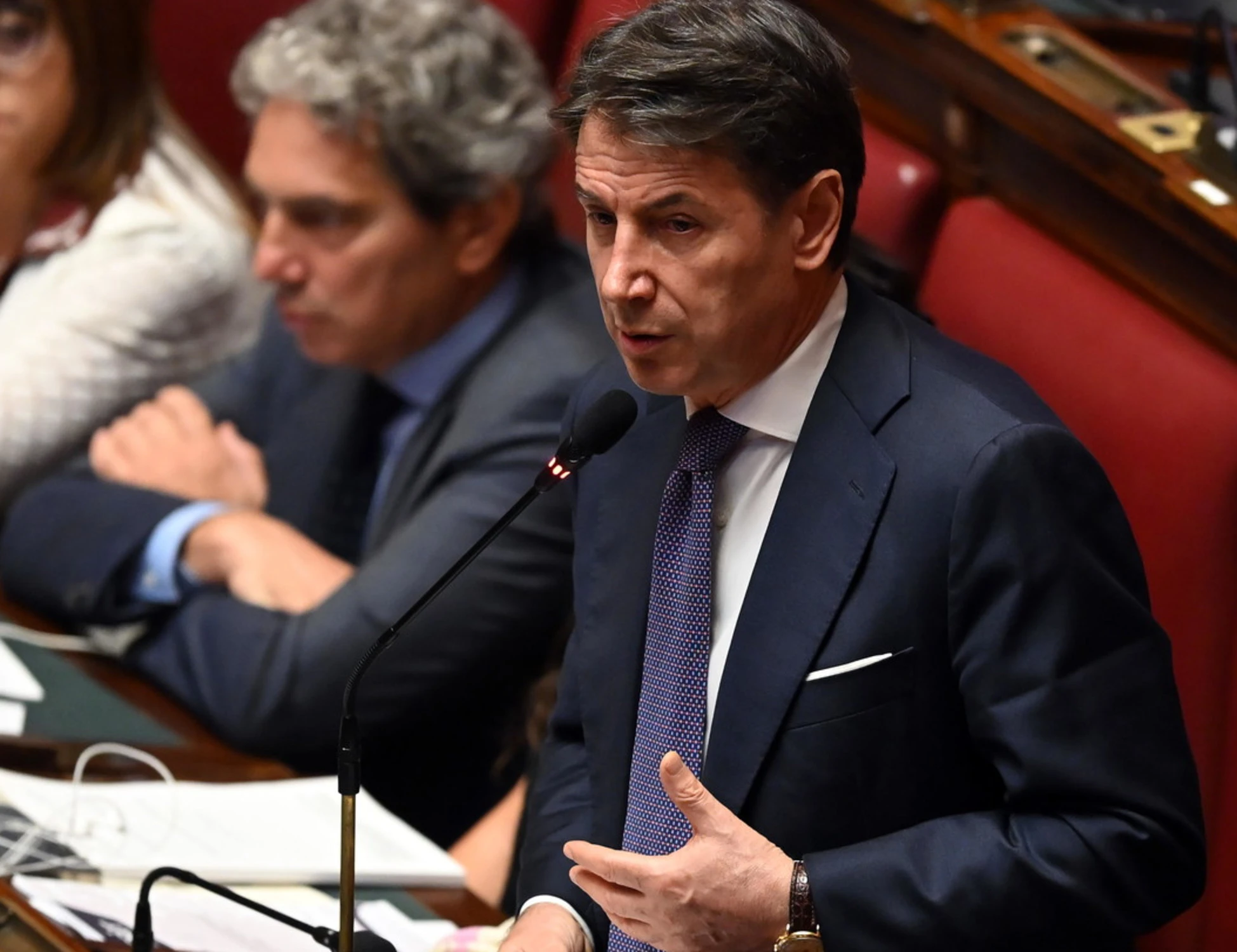 Delmastro, sceneggiata Conte-M5s in aula: "Fuori le chat", poi su tutti i cellulari