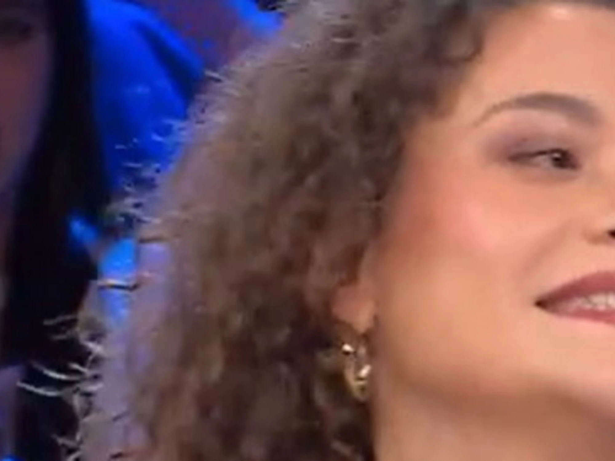 Affari Tuoi, Giulia apre bocca e viene linciata: "Cafona". Rissa a tempo record