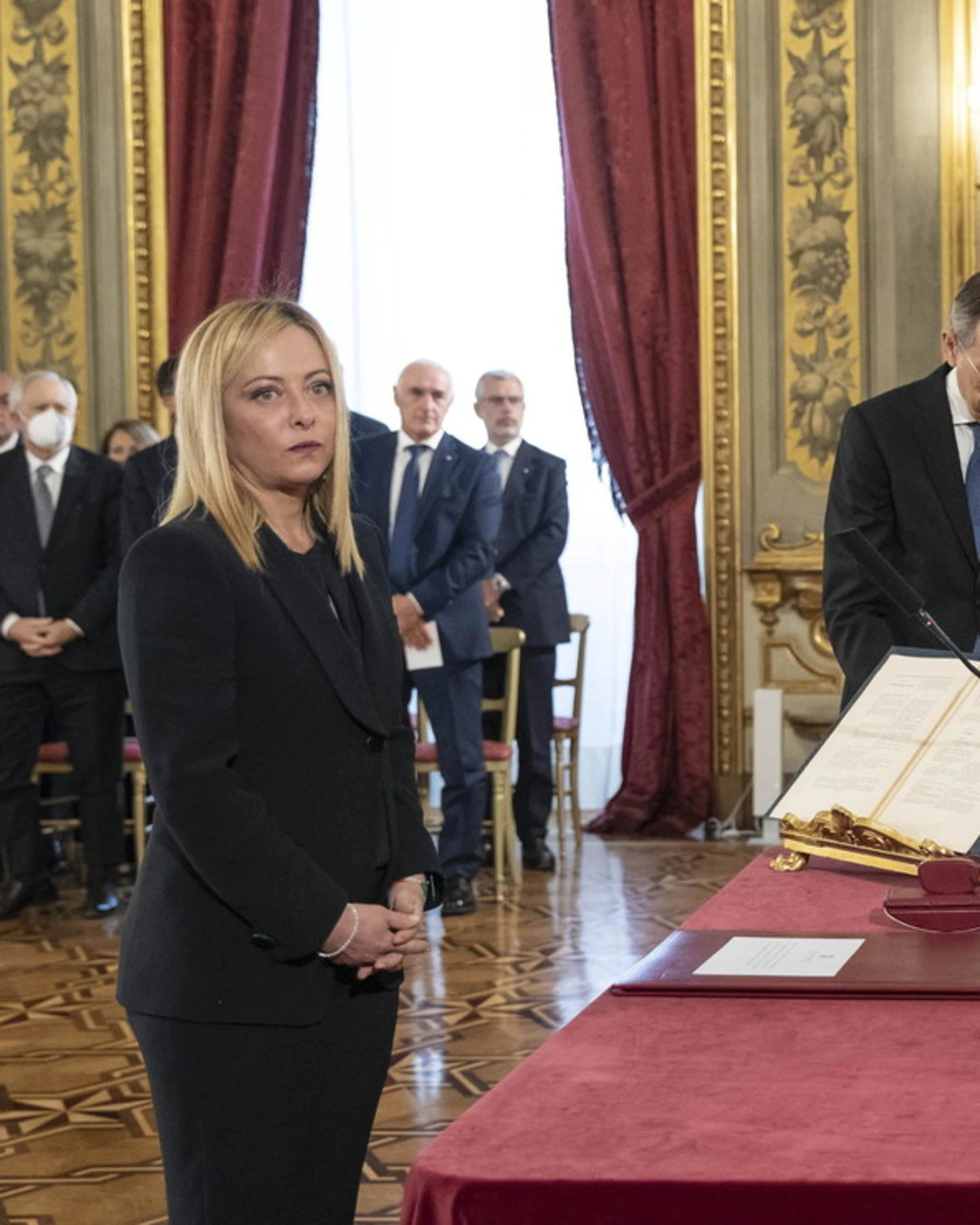 Giorgia Meloni, "perché ho messo un tailleur Armani al giuramento"