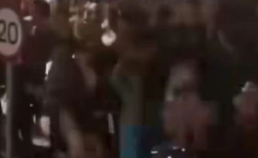 Grecia, l'urlo "Allah akbar" e poi giù pietre sui poliziotti: immigrati fuori controllo