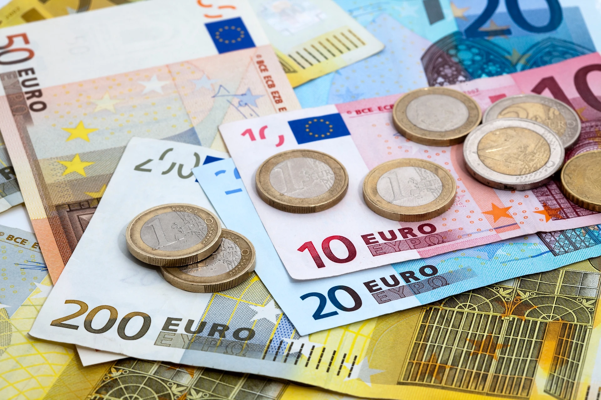 Pensioni, la rapina silenziosa e salatissima: scatta il prelievo sull'assegno, chi dissanguano