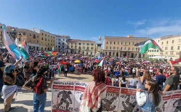 Sassari, la foto choc di Meloni esposta in piazza