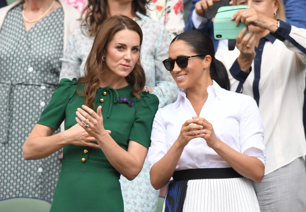 Meghan Markle e Kate Middleton, lingue lunghe: "Perché la moglie di William invidia la cognata"