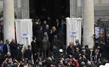 Domenico, l'ultimo saluto nel Duomo di Nola: Meloni ai funerali conforta la mamma del bimbo
