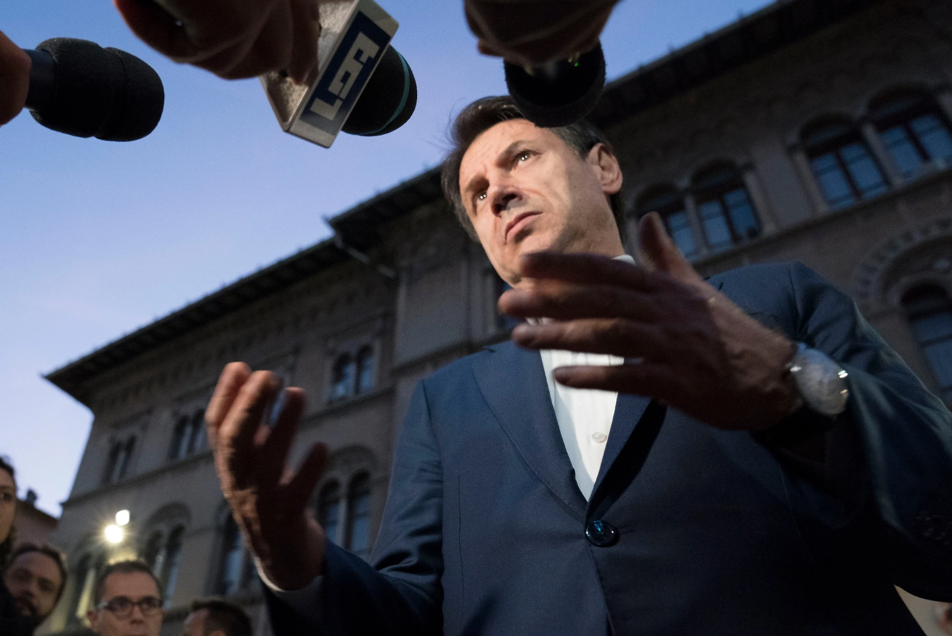 Giuseppe Conte, "non ti resta che arrenderti". Perché il premier è circondato