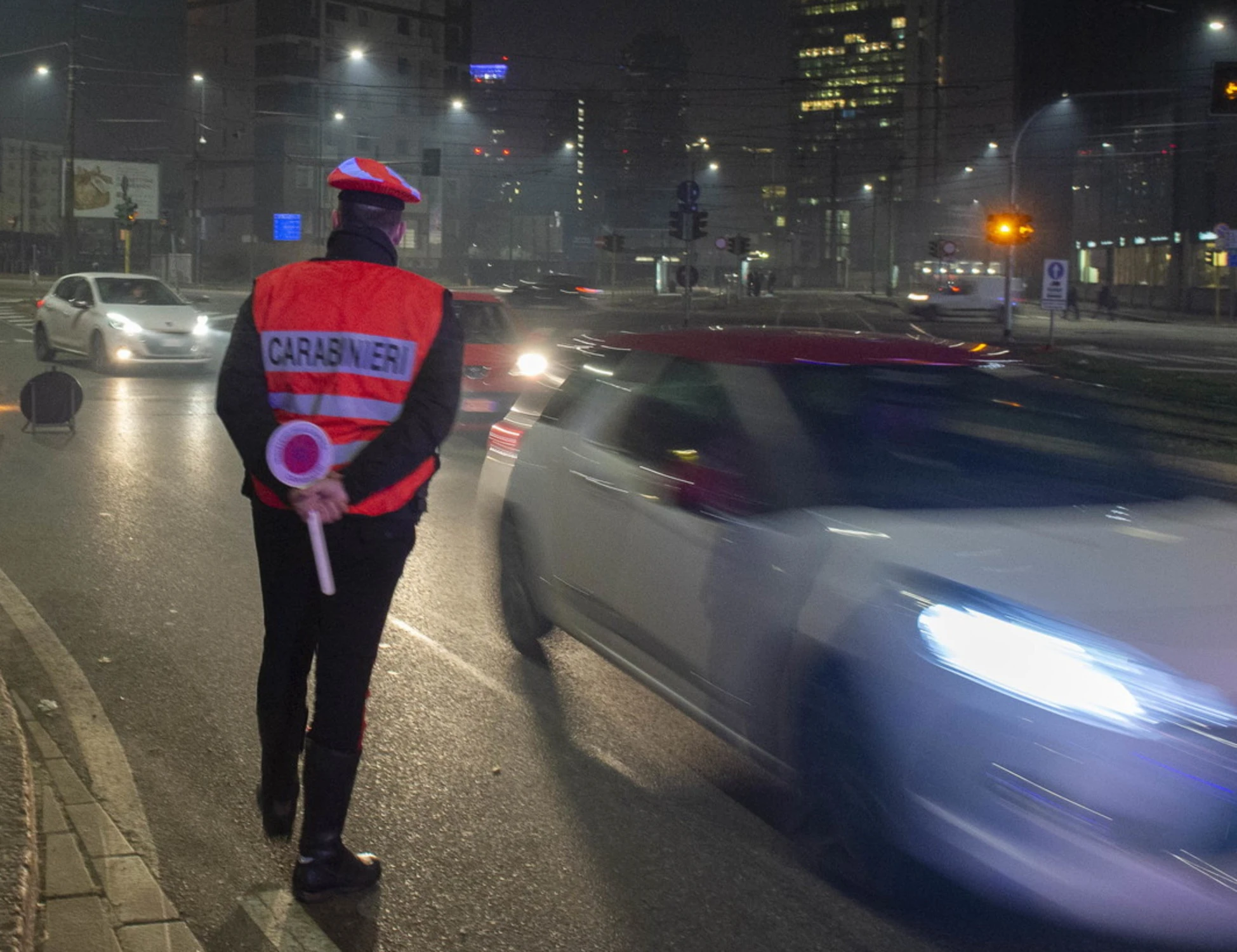 Bologna, scatena il caos e travolge 2 carabinieri col monopattino. Ma il tunisino è già libero...