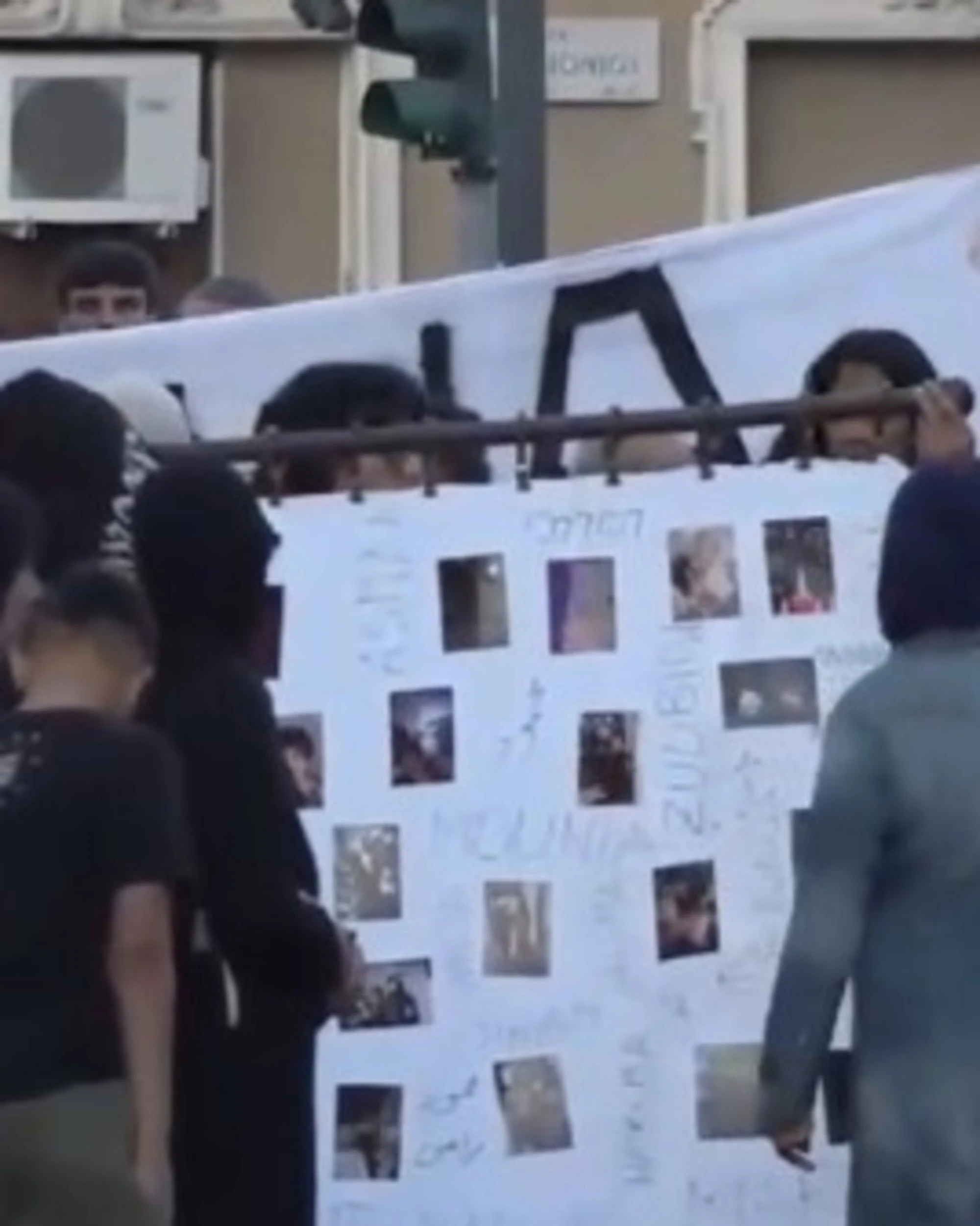 Milano, lancio di oggetti al corteo per ricordare il 21enne morto scappando dalla polizia